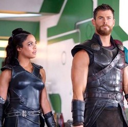 Bongkar Kelakuan Chris Hemsworth di Lokasi Syuting, Tessa Thompson: Dia Mah Bayi Berotot