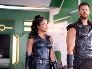 Bongkar Kelakuan Chris Hemsworth di Lokasi Syuting, Tessa Thompson: Dia Mah Bayi Berotot