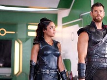 Bongkar Kelakuan Chris Hemsworth di Lokasi Syuting, Tessa Thompson: Dia Mah Bayi Berotot