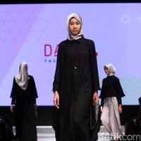 Koleksi DAUKY Fashion Hijab di Muslim Fashion Festival 2017. Jakarta Convention Center. Senayan. Jakarta. [Foto: Mohammad Abduh/Wolipop]