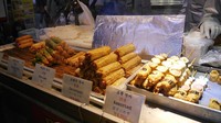 Foto: Para pedagang kaki lima ini berjualan sejak hari terang hingga malam tiba. Traveler yang capek belanja pun tak sulit mencari makanan di Myeongdong (Kurnia/detikTravel)