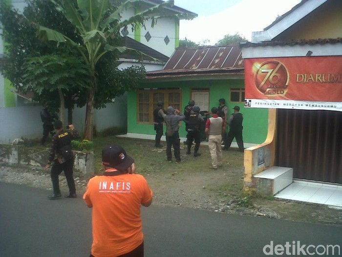 Polisi Gerebek Rumah Ibnu, Pria Bercadar yang Serang Mapolres Banyumas