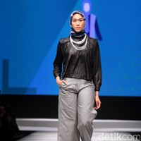 Koleksi DAUKY Fashion Hijab di Muslim Fashion Festival 2017. Jakarta Convention Center. Senayan. Jakarta. [Foto: Mohammad Abduh/Wolipop]