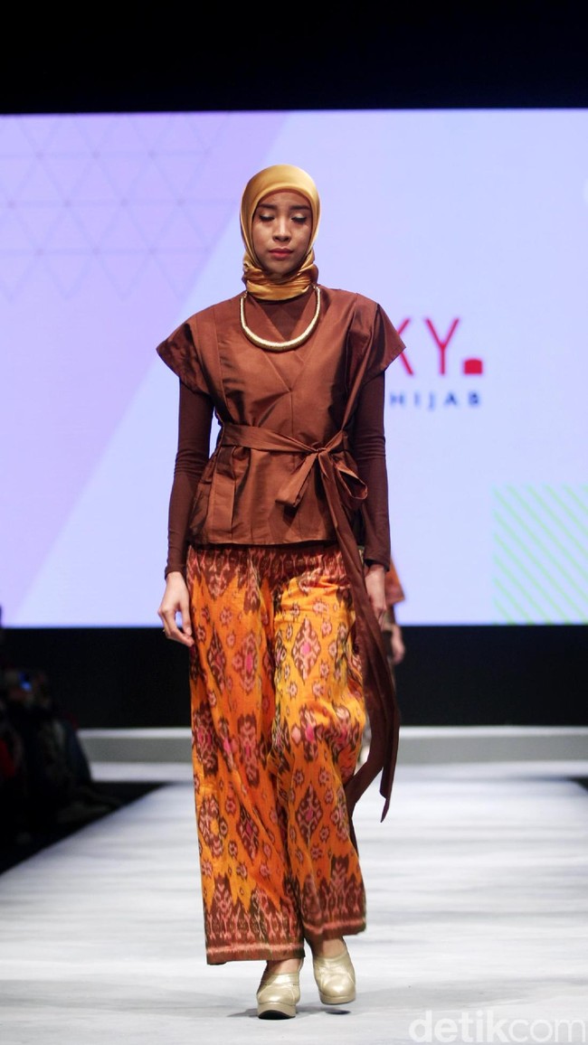 Koleksi DAUKY Fashion Hijab di Muslim Fashion Festival 2017. Jakarta Convention Center. Senayan. Jakarta. [Foto: Mohammad Abduh/Wolipop]