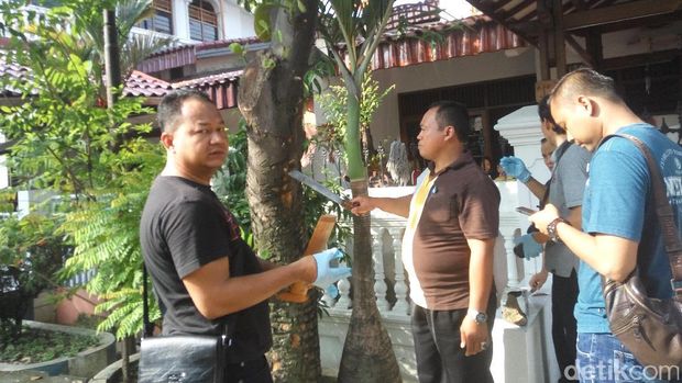 Polisi olah TKP tempat Novel Baswedan disiram air keras.