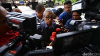 Busyro Muqoddas memberikan keterangan sebelum memasuki gedung Anti Rasuah tersebut.