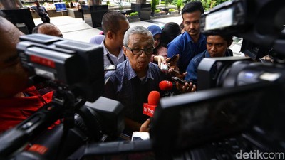 Novel Diteror Air Keras, Sejumlah Tokoh Datangi KPK