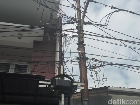 Kamera CCTV di tiang depan rumah Novel Baswedan.