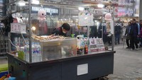 Foto: Contohnya saja sate gurita beraneka rasa. Lokasinya ada di seberang mal Lotte (Kurnia/detikTravel)