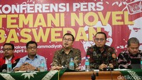 Komisioner Komnas HAM Merger Nasution (tengah) meminta aparat kepolisian mengungkap peristiwa penyiraman  air keras kepada penyidik KPK Novel Baswedan.