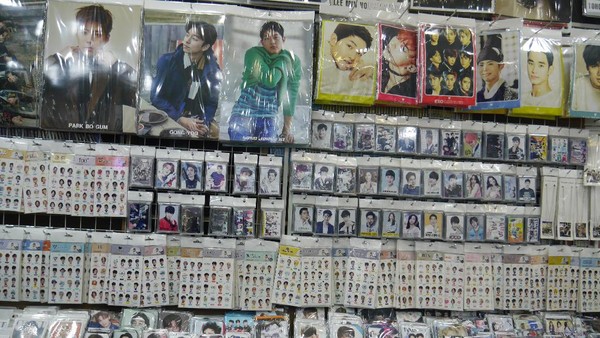Toko Merchandise KPop Murah di Bawah Tanah Seoul