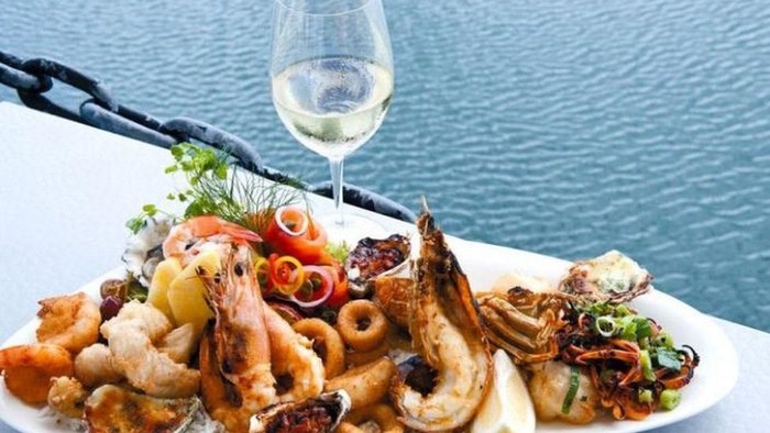 Hindari Tagihan Restoran, Penyanyi Berenang ke Laut