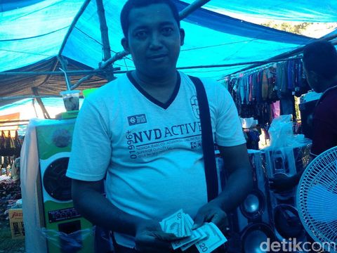 Mas Askan pegang dolar di Pasar Turiskain / 