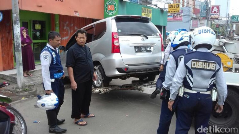 Warga Protes Mobilnya Diderek di Depan Rumah, Ini Kata Dishub Warga Protes Mobilnya Diderek di Depan Rumah, Ini Kata Dishub