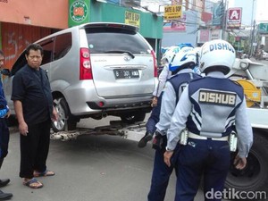 Warga Protes Mobilnya Diderek di Depan Rumah, Ini Kata Dishub