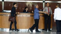 Aktivis antikorupsi Usman Hamid juga menyambangi KPK.