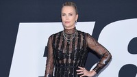 Ia tampak seksi dengan dress hitam menerawang dengan lingerie dan boots tinggi berwarna hitam. Dimitrios Kambouris/Getty Images/detikFoto.