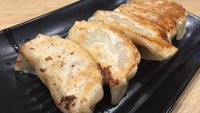 Gyoza panggang berukuran mungil. Kulitnya berwarna kecokelatan dengan tekstur empuk tak terlalu garing. Cincangan daging ayam, irisan kol dan jamur shitake melengkapi kelezatan gyoza.