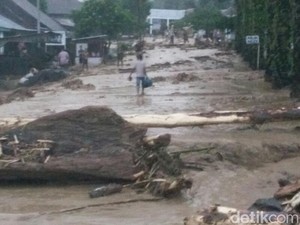 Polisi Bersihkan Rumah Warga Korban Banjir Bandang Aceh Tenggara