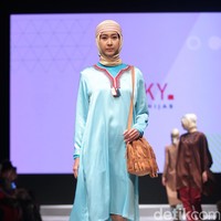 Koleksi DAUKY Fashion Hijab di Muslim Fashion Festival 2017. Jakarta Convention Center. Senayan. Jakarta. [Foto: Mohammad Abduh/Wolipop]