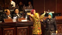 Senator asal Sulawesi Tengah, Nurmawati, dan senator Jambi, Juniwati kemudian menghampiri meja pimpinan sidang.