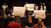 Ini suasana kericuhan saat sidang  paripurna DPD pembukaan masa sidang ke IV.