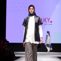 Koleksi DAUKY Fashion Hijab di Muslim Fashion Festival 2017. Jakarta Convention Center. Senayan. Jakarta. [Foto: Mohammad Abduh/Wolipop]