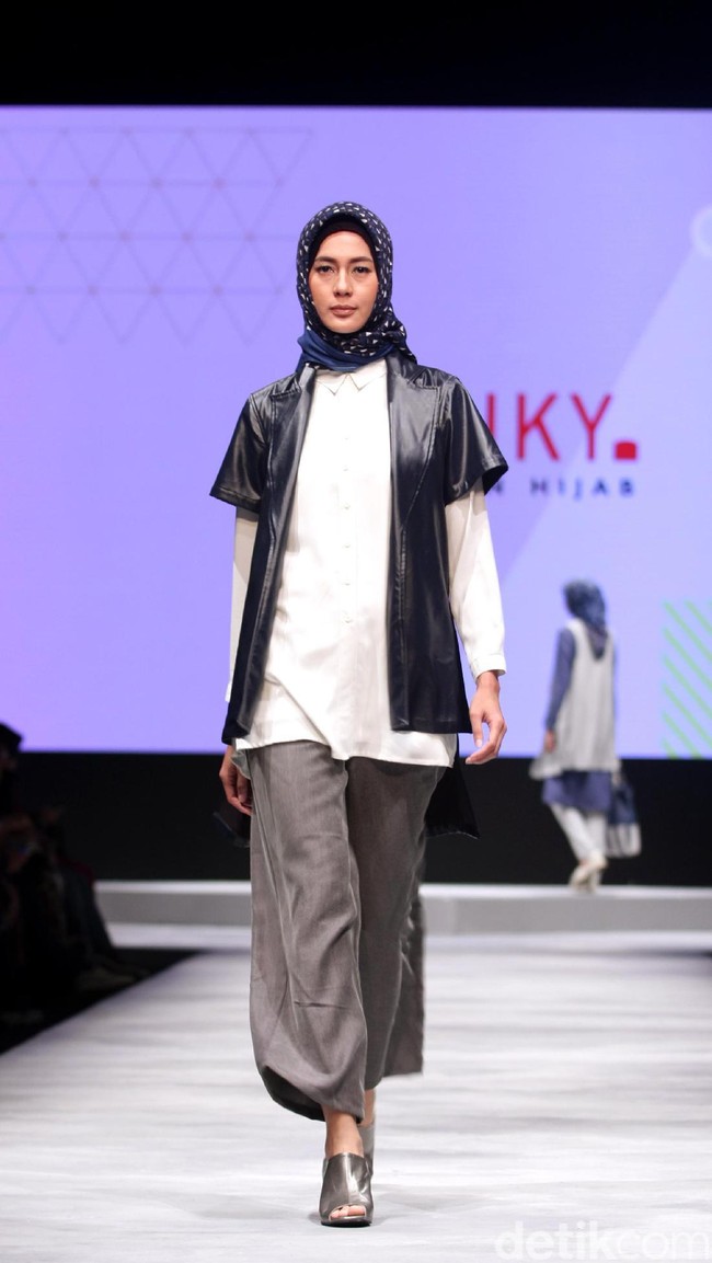 Koleksi DAUKY Fashion Hijab di Muslim Fashion Festival 2017. Jakarta Convention Center. Senayan. Jakarta. [Foto: Mohammad Abduh/Wolipop]