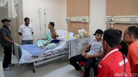 Di kamarnya tersebut dia ditemani oleh rekan-rekan pelari dan beberapa pelatih dari Pengurus Besar Persatuan Atletik Seluruh Indonesia.