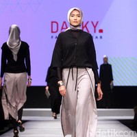 Koleksi DAUKY Fashion Hijab di Muslim Fashion Festival 2017. Jakarta Convention Center. Senayan. Jakarta. [Foto: Mohammad Abduh/Wolipop]