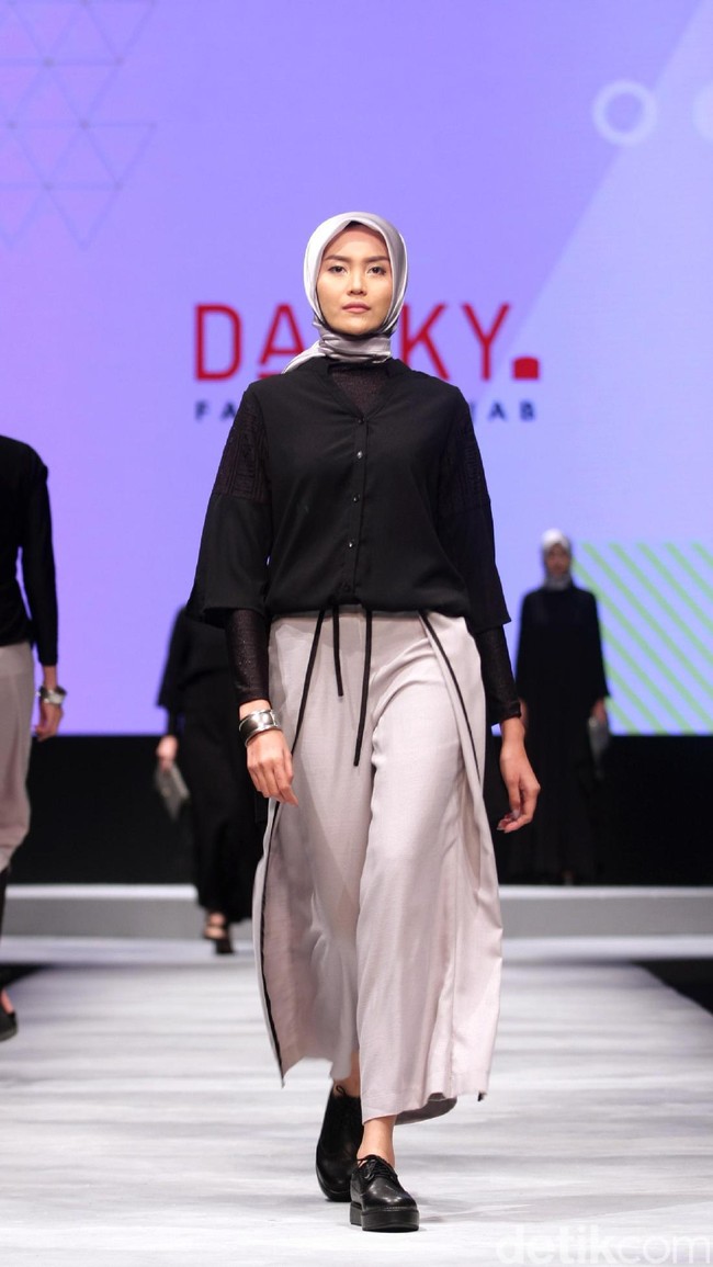 Koleksi DAUKY Fashion Hijab di Muslim Fashion Festival 2017. Jakarta Convention Center. Senayan. Jakarta. [Foto: Mohammad Abduh/Wolipop]