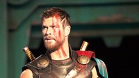 Penampilan baru Chris Hemsworth dengan rambut pendek dan cat merah jadi sorotan beberapa waktu lalu. (Dok. Walt Disney Studios Motion Pictures)