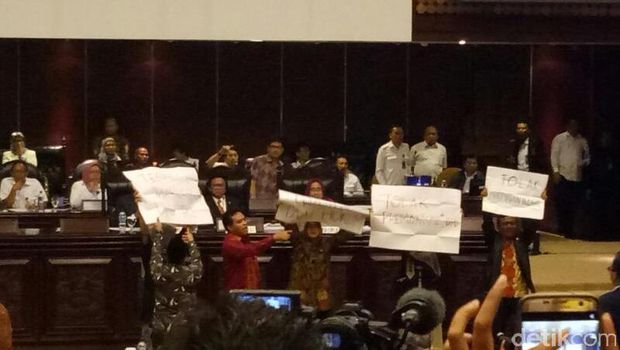 Anggota DPD angkat poster Tolak Pimpinan Ilegal /