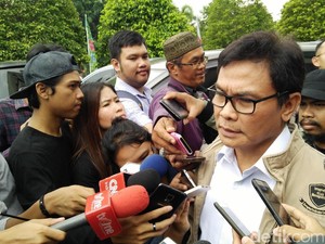 Bantah Amien Rais, Istana: Bagi-bagi Sertifikat Jokowi Nyata