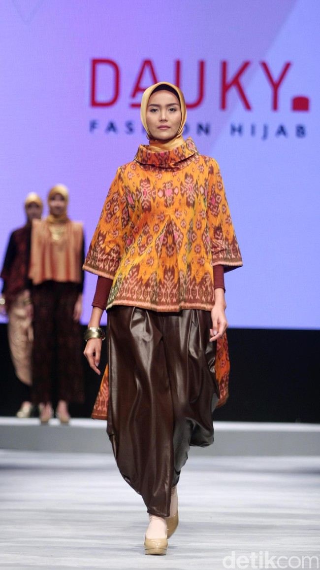 Koleksi DAUKY Fashion Hijab di Muslim Fashion Festival 2017. Jakarta Convention Center. Senayan. Jakarta. [Foto: Mohammad Abduh/Wolipop]