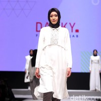 Koleksi DAUKY Fashion Hijab di Muslim Fashion Festival 2017. Jakarta Convention Center. Senayan. Jakarta. [Foto: Mohammad Abduh/Wolipop]