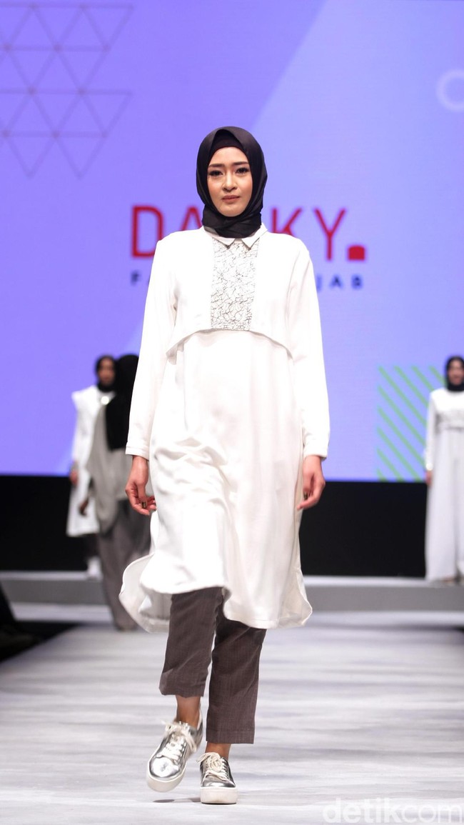 Koleksi DAUKY Fashion Hijab di Muslim Fashion Festival 2017. Jakarta Convention Center. Senayan. Jakarta. [Foto: Mohammad Abduh/Wolipop]