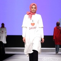 Koleksi DAUKY Fashion Hijab di Muslim Fashion Festival 2017. Jakarta Convention Center. Senayan. Jakarta. [Foto: Mohammad Abduh/Wolipop]