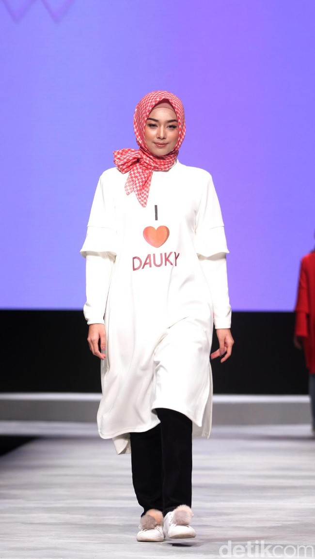 Koleksi DAUKY Fashion Hijab di Muslim Fashion Festival 2017. Jakarta Convention Center. Senayan. Jakarta. [Foto: Mohammad Abduh/Wolipop]