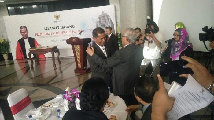 Hakim MK Saldi Isra Langsung Tanda Tangani Pakta Integritas