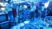 Pedagang alat elektronik dan perabotan rumah. WN Timor Leste rela menyeberangi Sungai Malibaka basah-basahan demi bisa belanja di pasar perbatasan Turiskain karena lebih murah dari Timor Leste (Fitrayaa/detikTravel)