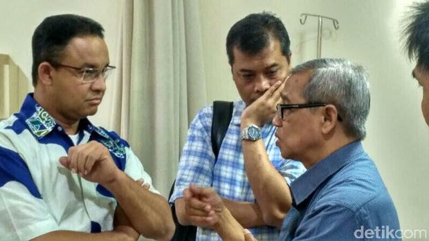 Anies Baswedan saat menjenguk Novel / 