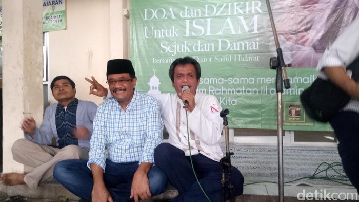 Sambil Lesehan, Djarot Dialog dengan Warga di Kramat Jati