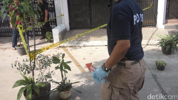 Polisi juga mengambil air keras yang terciprat di tanah