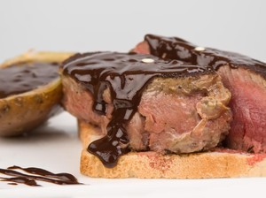 Menurut Ilmuwan Daging Makin Enak Dimakan dengan Cokelat Bukan Saus BBQ