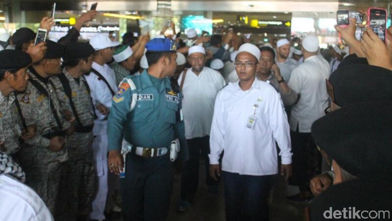Teriakan Takbir Sambut Kedatangan Habib Rizieq di Bandara Juanda Teriakan Takbir Sambut Kedatangan Habib Rizieq di Bandara Juanda
