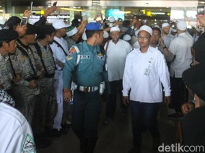 Teriakan Takbir Sambut Kedatangan Habib Rizieq di Bandara Juanda