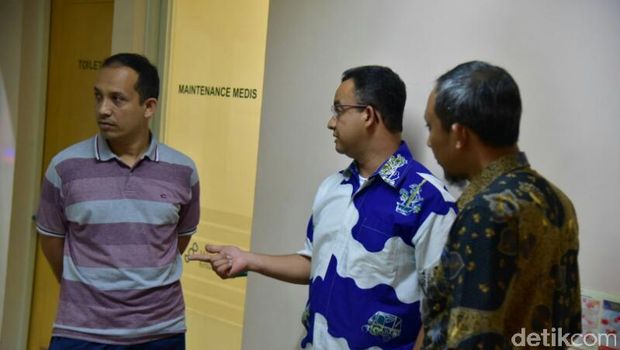 Anies Baswedan saat menjenguk Novel / 