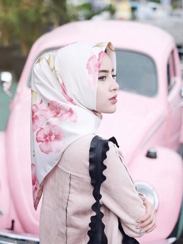Foto: <i>Printed Scarf</i>, Tren Kerudung yang Dipakai Zaskia Hingga Dian Pelangi