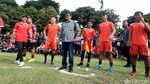 Keseruan Djarot Main Bola Bareng Persija Jakarta
